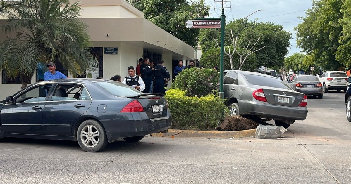 Accidente de tráfico en Avenida Norzagaray con vehículos y oficiales de policía presentes.