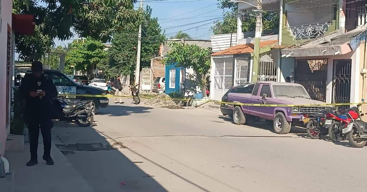 Policía en escena de crimen en calle urbana con vehículos y cintas de seguridad