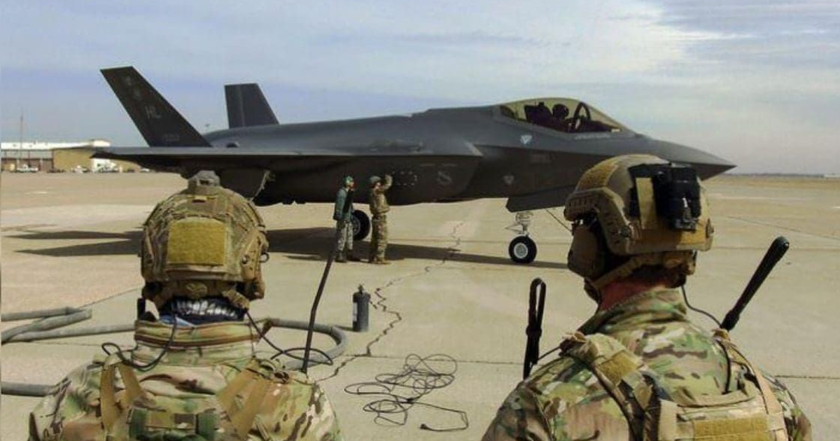 Avión de combate F-35 en pista con soldados y equipo de mantenimiento