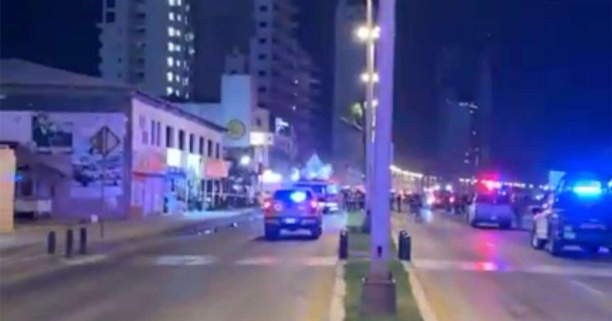 Vehículos de emergencia en Mazatlán tras explosión en taquería del malecón