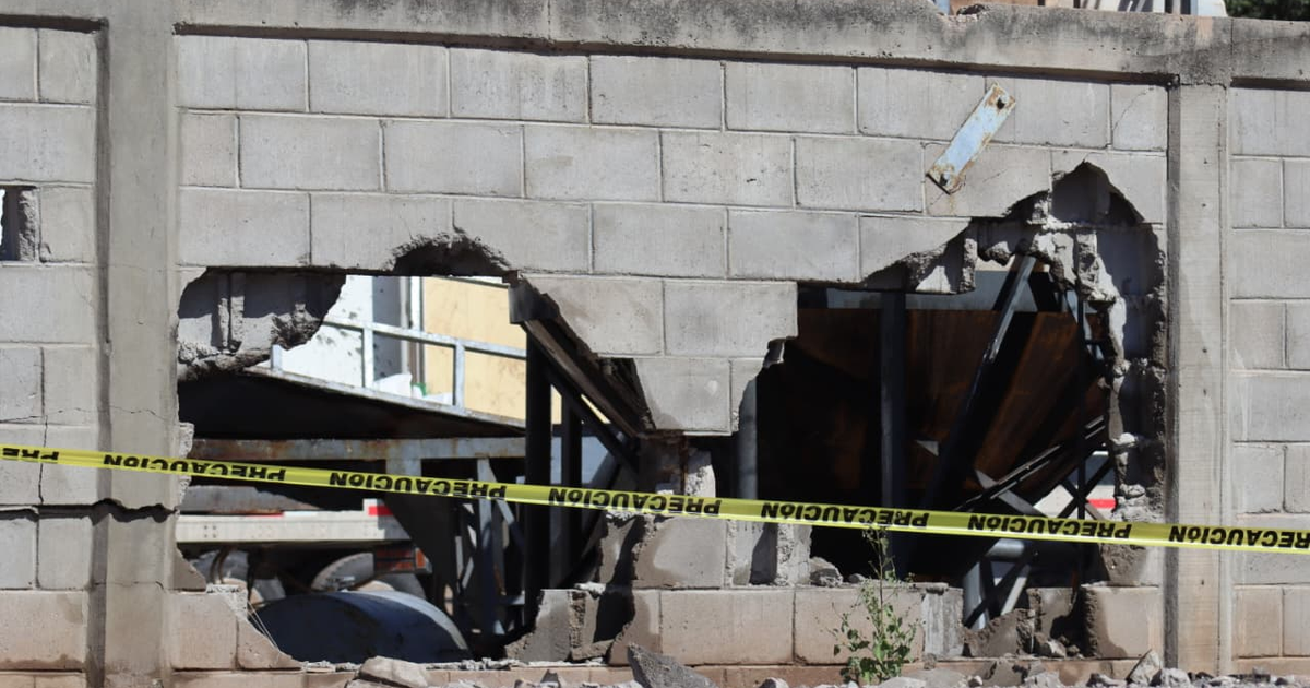 Pared de concreto dañada con agujeros y cinta de precaución tras explosión en El Fuerte, Sinaloa.