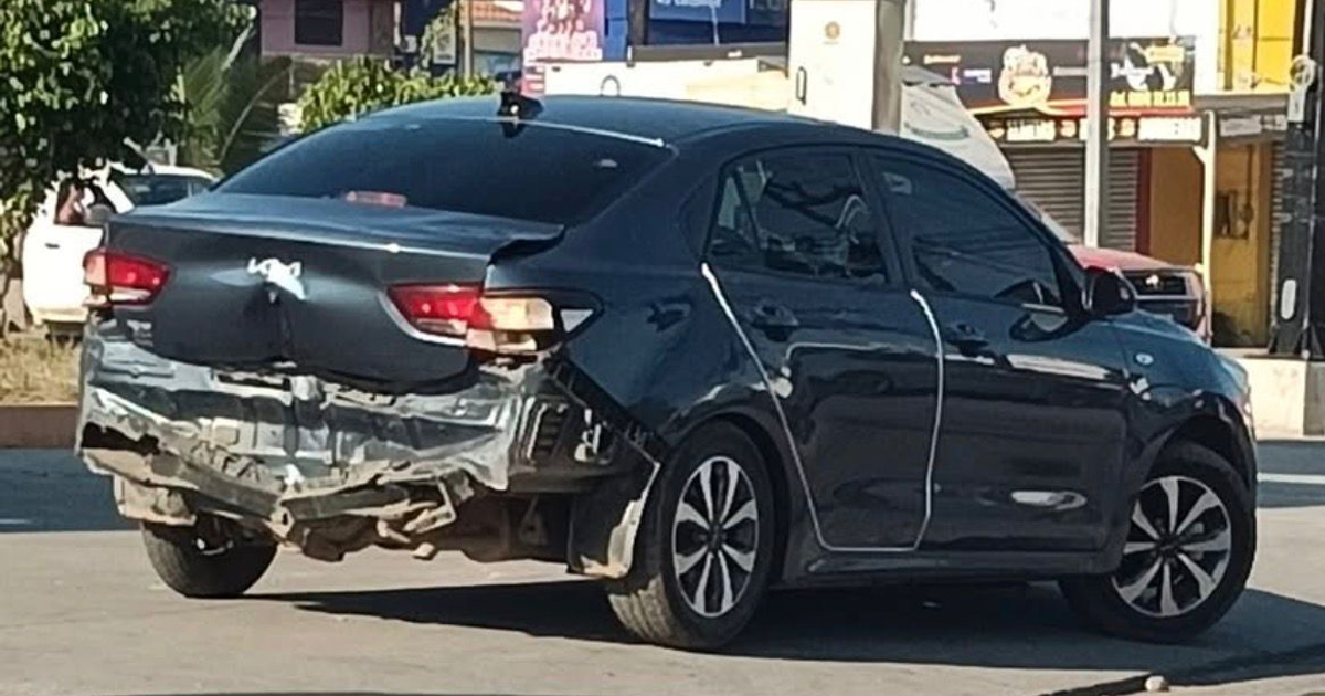 Automóvil negro con daños traseros en Mazatlán, relacionado con denuncias de usuarios de transporte por apps.