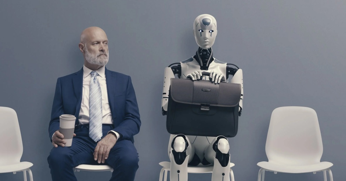 Hombre con traje azul y vaso de café junto a robot humanoide con maletín en sala de espera.