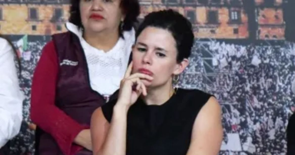 Grupo de personas en la marcha 'Generación Z' en Ciudad de México, noviembre 2023