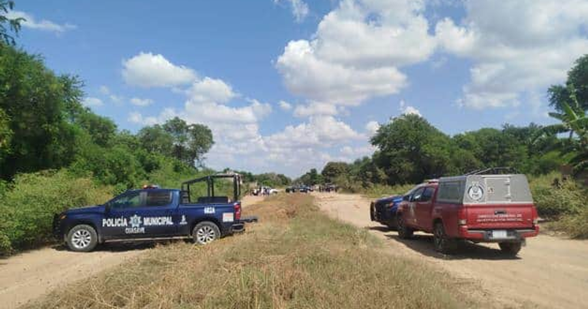 Operativo policial en camino rural de Sinaloa tras accidente de motocicleta