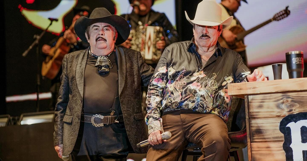 Dos músicos de El Palomazo Norteño en el escenario del Estadio Teodoro Mariscal, Mazatlán, durante un concierto.