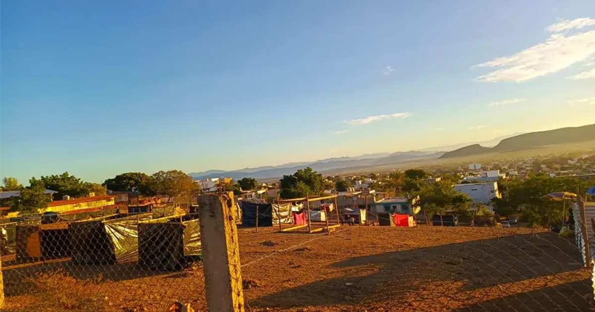 Vista panorámica de un barrio en Culiacán con viviendas multicolores y montañas al fondo