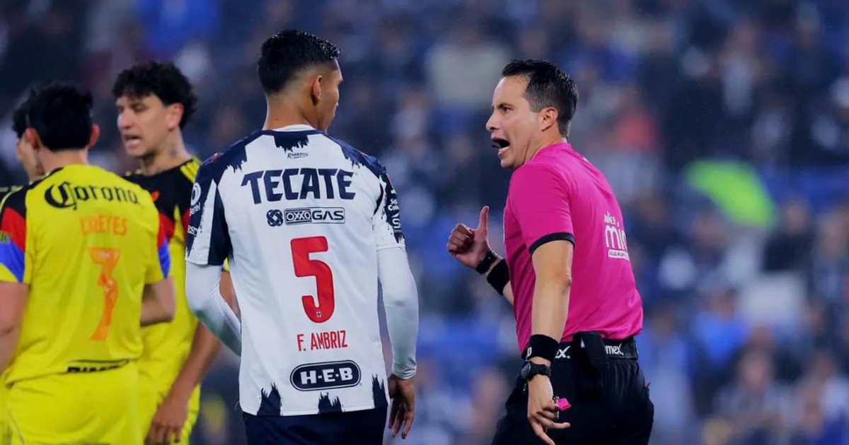 Árbitro López Valle instruyendo a jugadores Ambriz y Corona en partido Rayados vs. América