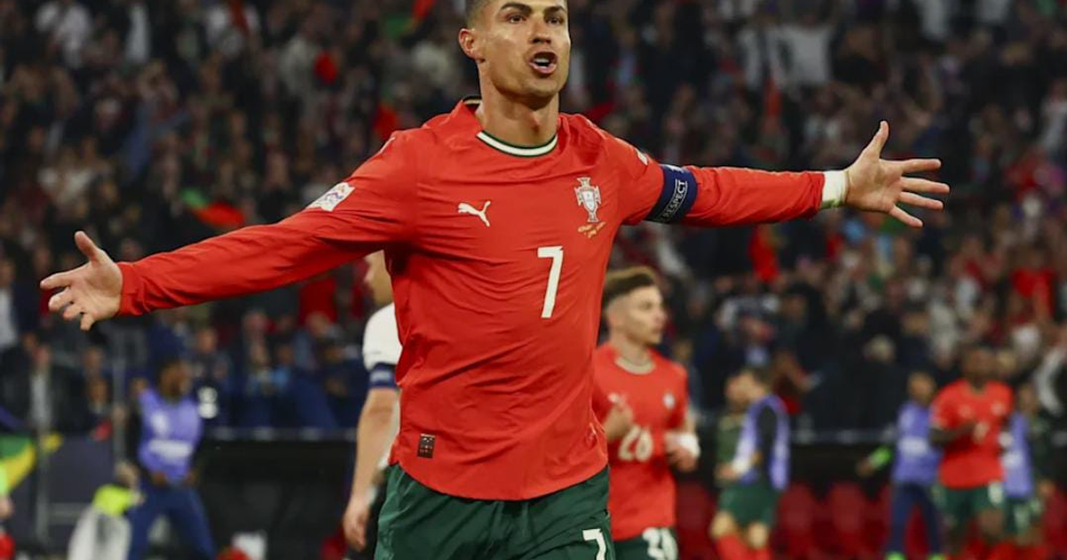 Jugador de fútbol con camiseta roja celebrando un gol en el estadio