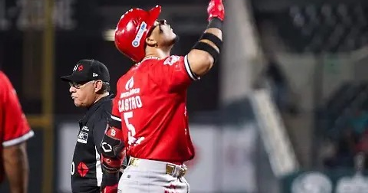 Jugador de béisbol Castro celebrando en el campo con árbitro al fondo