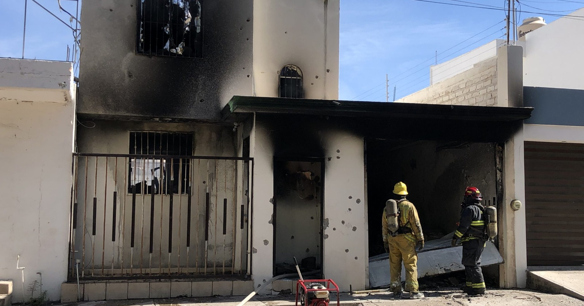 Bomberos inspeccionan edificio dañado por incendio en Culiacán, Sinaloa.
