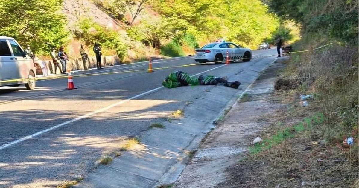 Agentes y peritos realizan levantamiento de cuerpos embolsados en Cópala, Durango.