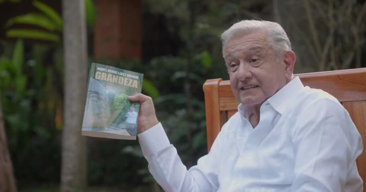 Persona leyendo el libro 'Grandeza' en un jardín, en referencia al mensaje de AMLO sobre su retiro.