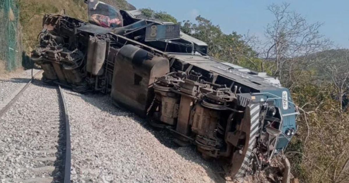 Tren descarrilado en la Línea Z, en un área montañosa rodeada de vegetación.
