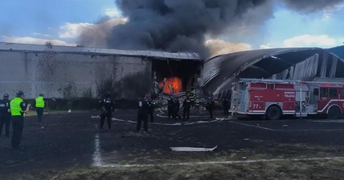 Incendio y humo negro en bodega tras accidente aéreo en Toluca