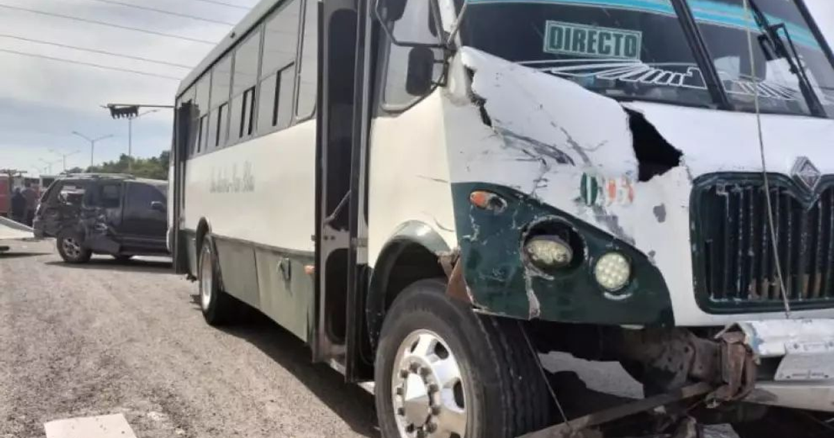 Autobús con daño frontal severo y vagoneta afectada tras accidente en carretera Los Mochis-El Fuerte