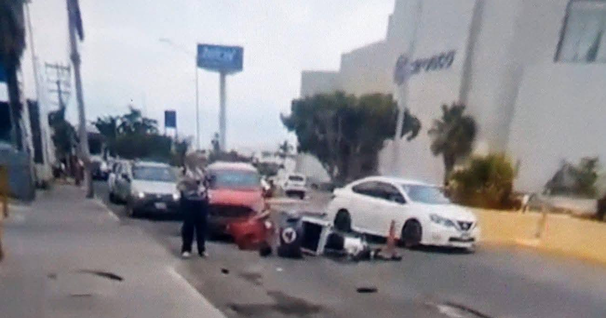 Accidente de tráfico en Mazatlán con múltiples vehículos involucrados.