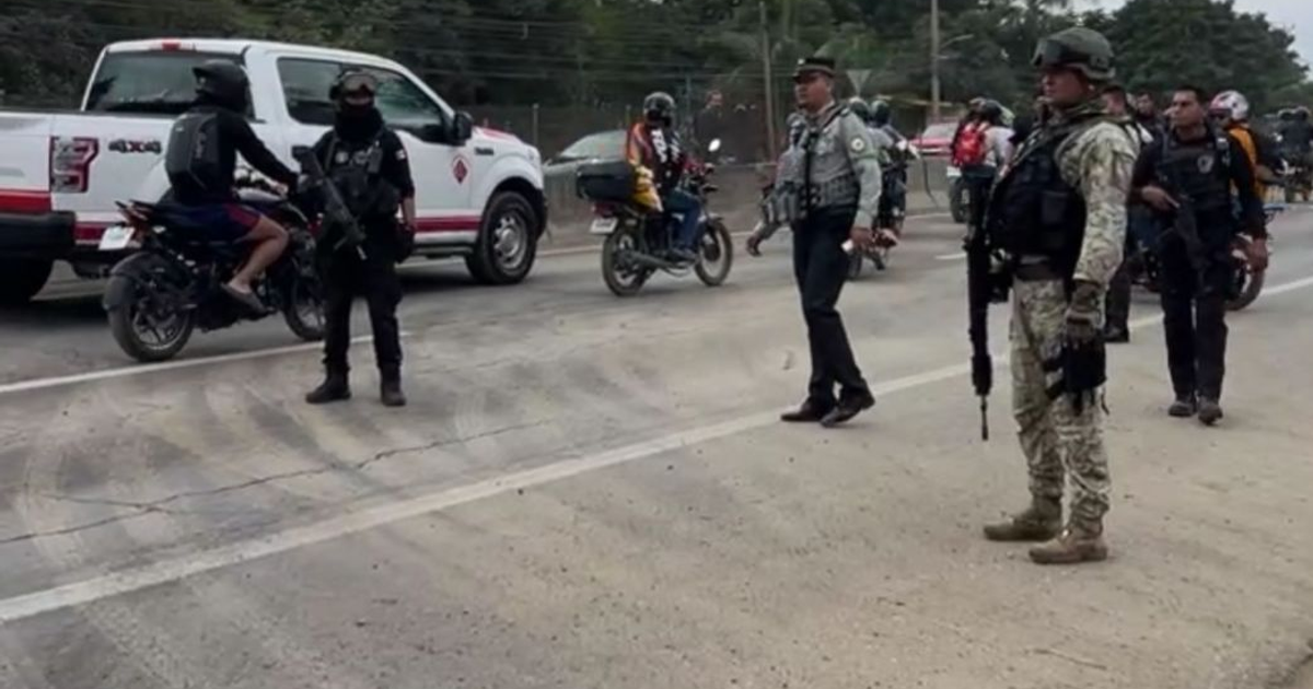 Agentes de seguridad intervienen en carretera tras accidente en Mazatlán