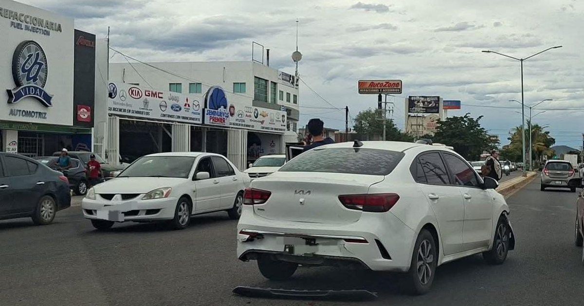Escena de tráfico en Mazatlán con coches y negocios, antes del accidente en carretera México 15.