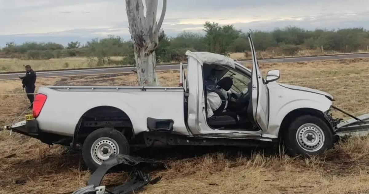 Camioneta blanca volcada en accidente en Culiacán, Sinaloa.