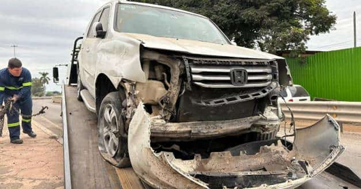 Accidente en Los Mochis: SUV dañado en el distribuidor El Trébol