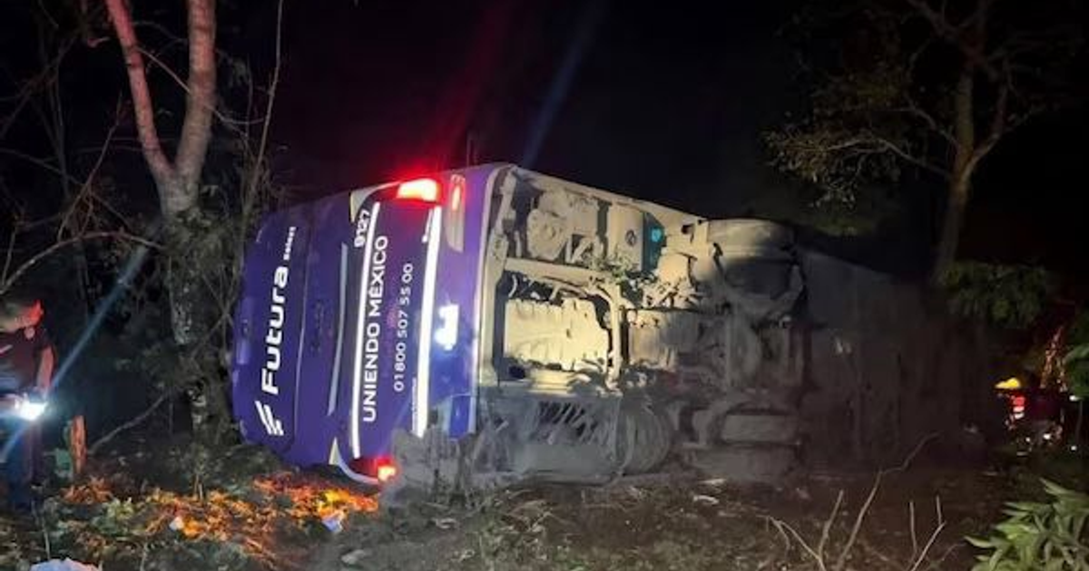 Autobús Futura volcado tras accidente en Tlanchinol, Hidalgo
