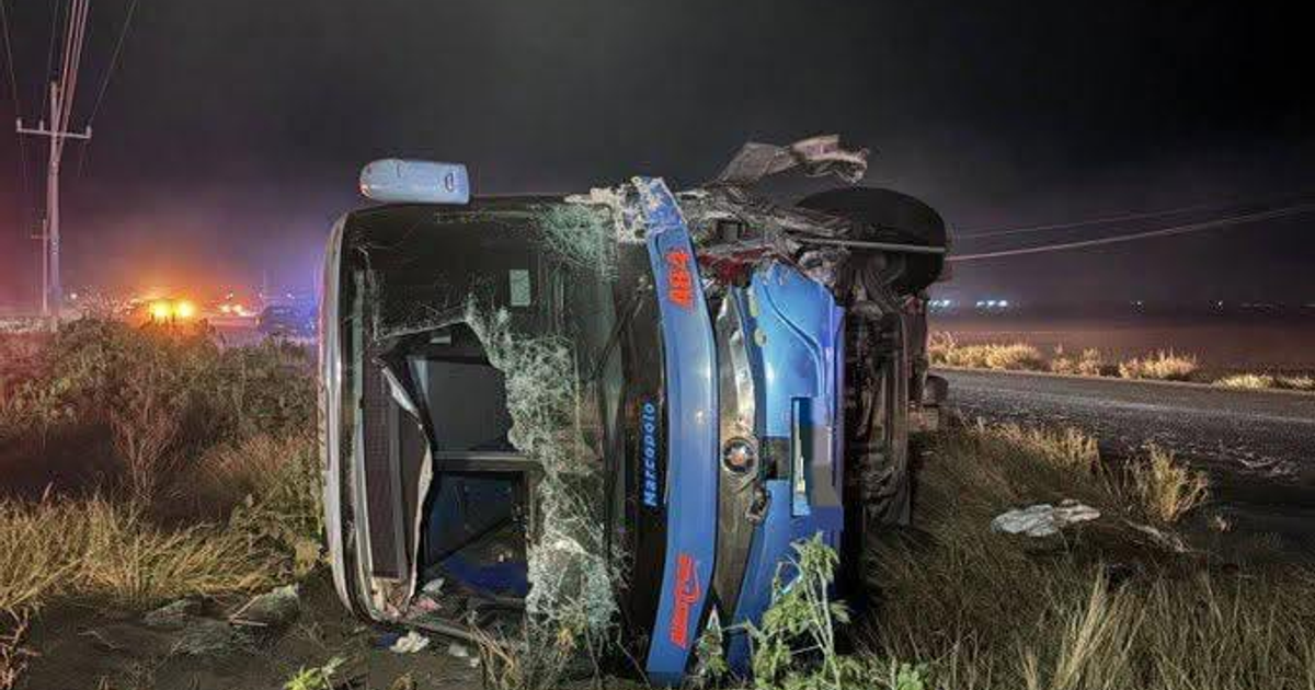 Autobús volcado en accidente nocturno en Huatabampo