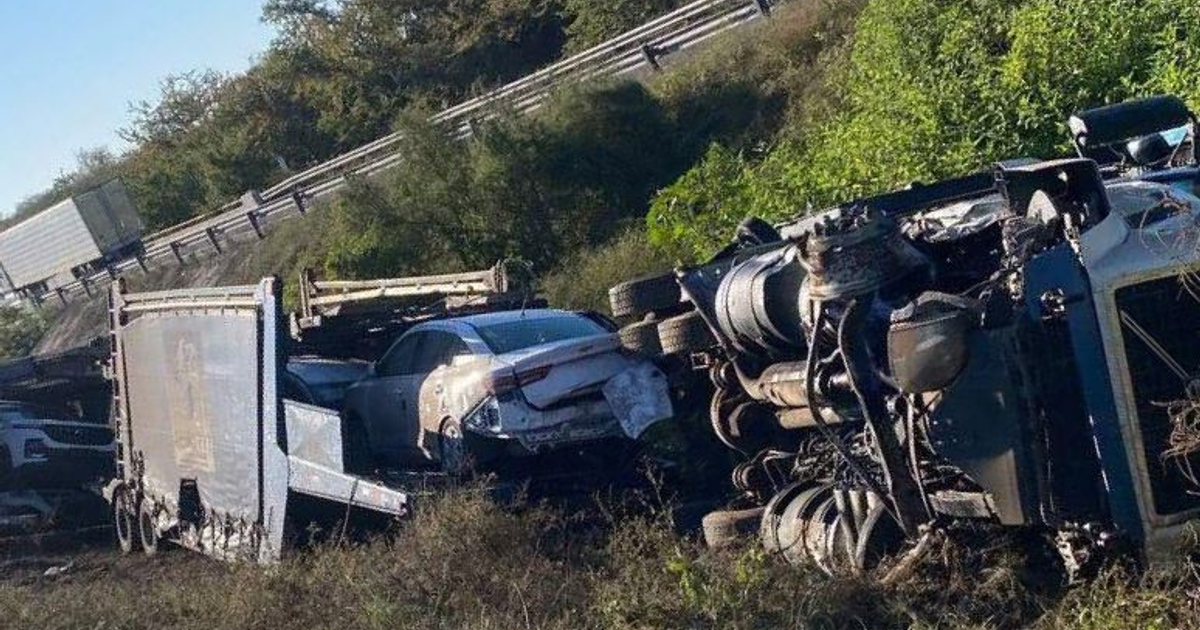Escena de un accidente en la autopista Mazatlán–Culiacán con camión volcado y autos dañados en la vegetación.