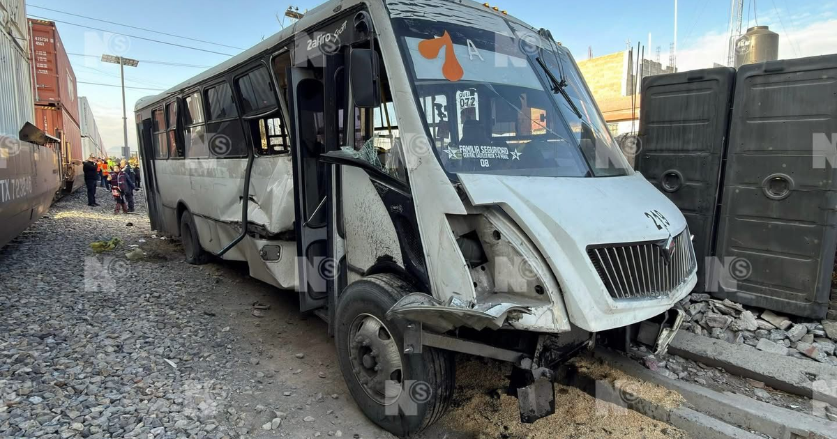 Autobús dañado por choque con tren en Saltillo, ruta 7A, diciembre 2025
