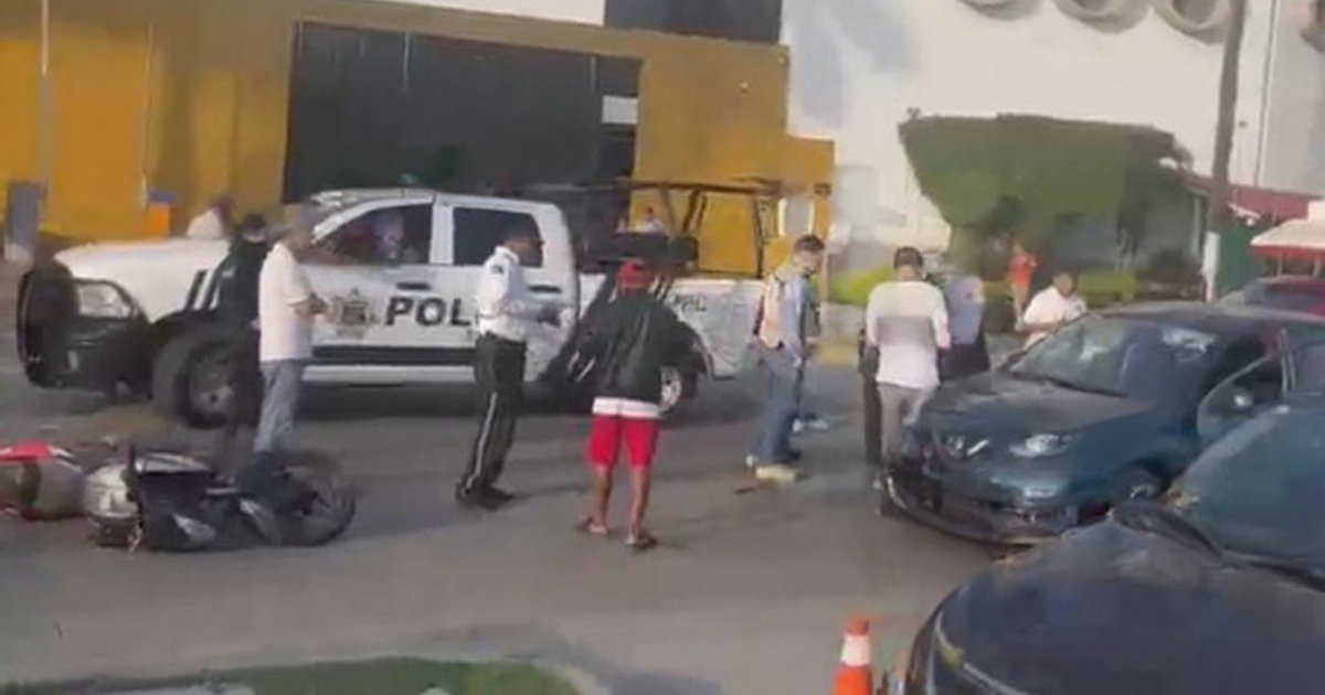 Policías y testigos en escena de accidente con una motocicleta caída en Mazatlán.
