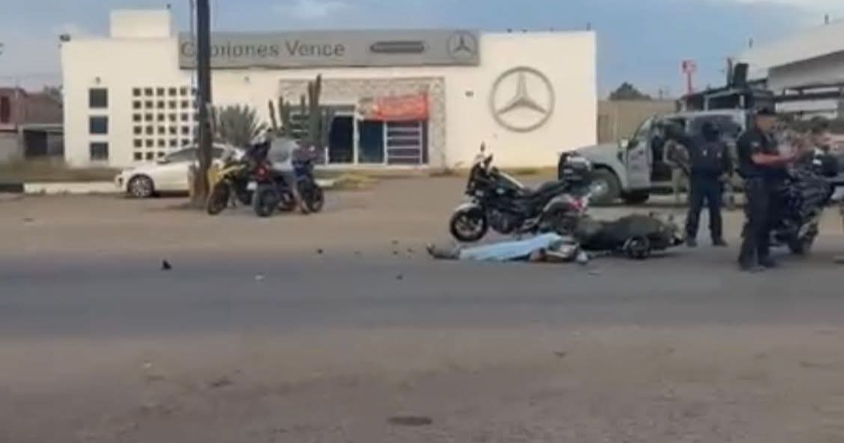 Escena de accidente en carretera con vehículos y personas, posiblemente relacionada con accidente de motociclista en Mazatlán.