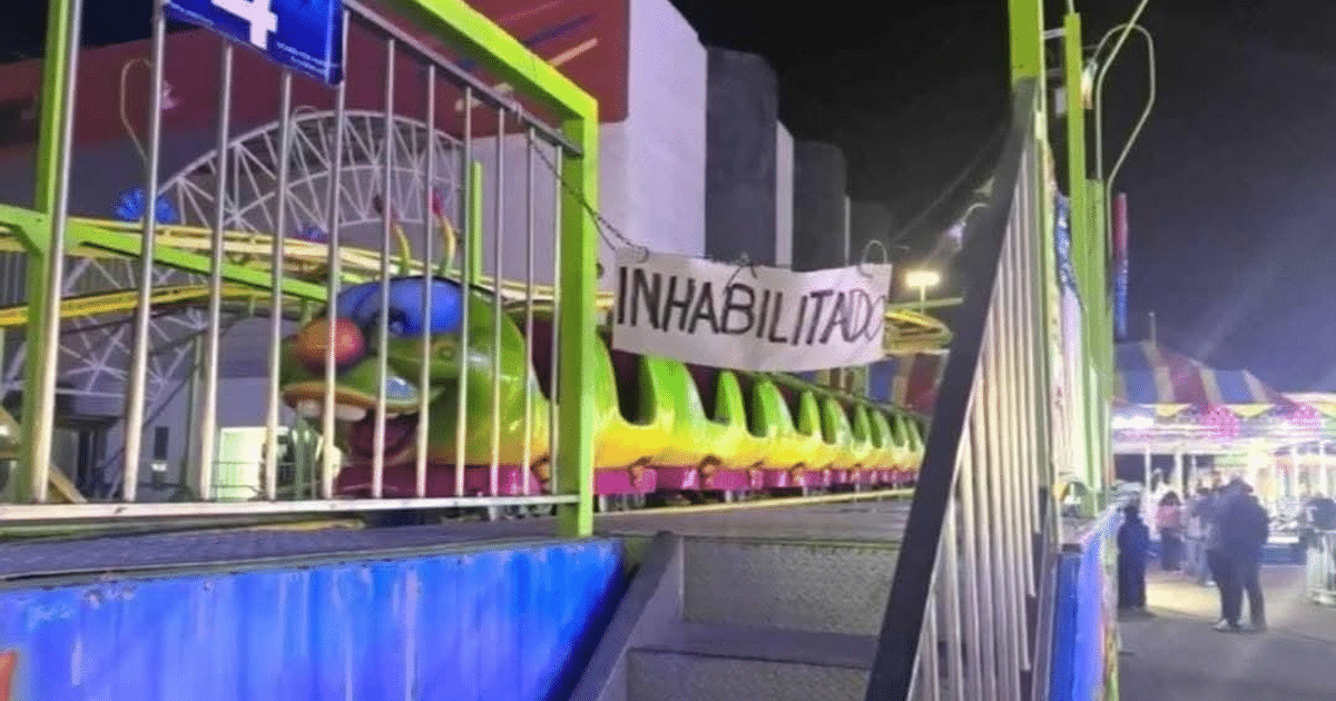 Parque de diversiones nocturno con atracción inhabilitada por motivos de seguridad
