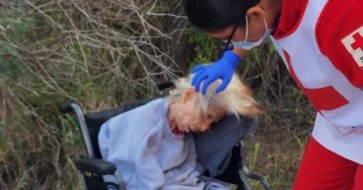 Adulta mayor abandonada en camino hacia Playa Bagdad, Matamoros, con hipotermia.