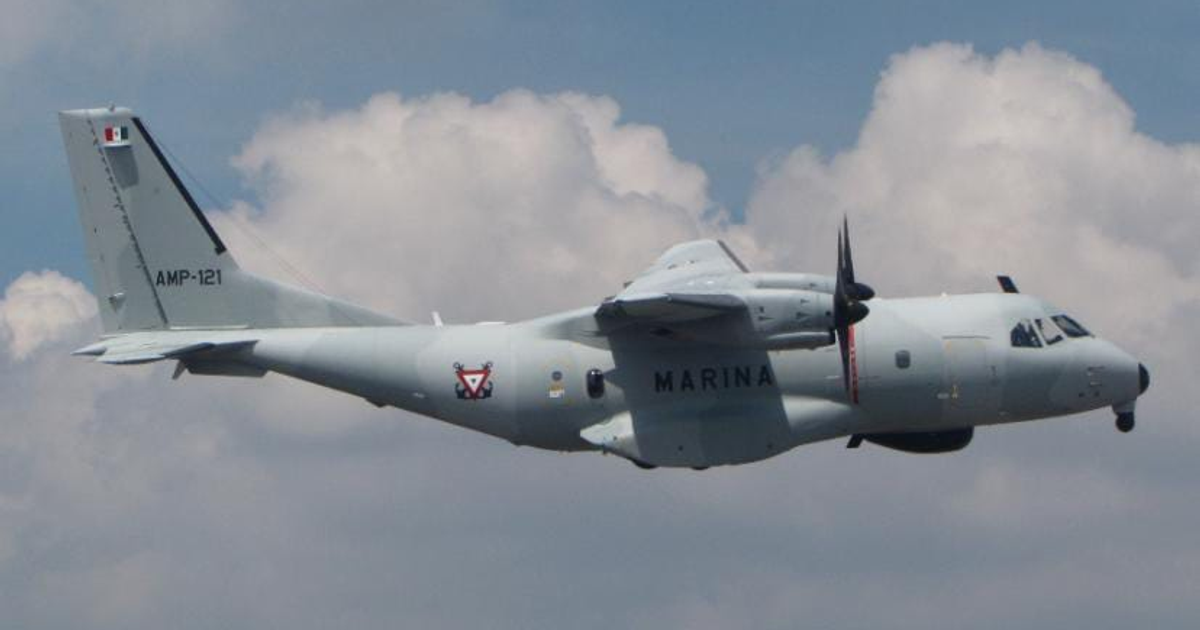 Avión militar de la Marina en vuelo, relacionado con accidente en misión médica en Galveston.