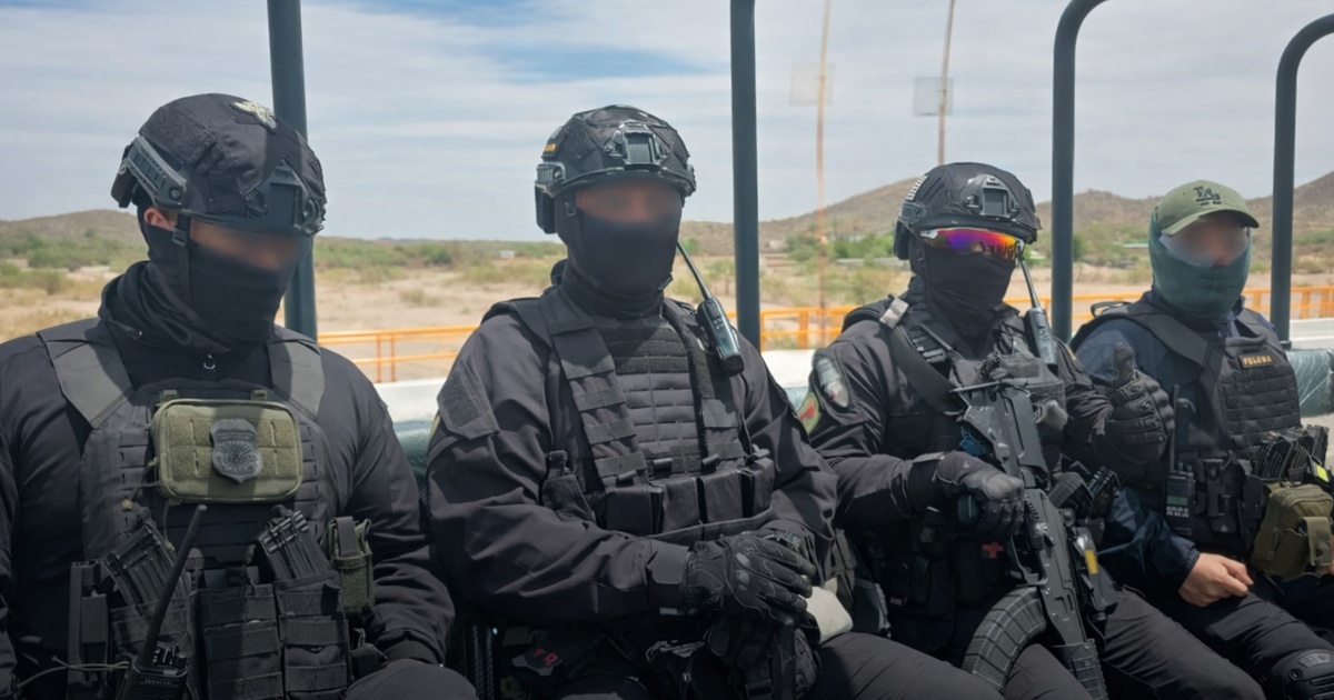 Agentes tácticos en vehículo en un entorno desértico, implicados en operaciones de seguridad en México.