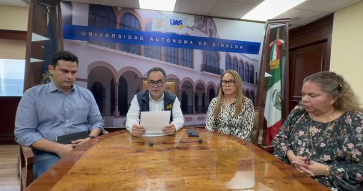 Personas en una conferencia en la Universidad Autónoma de Sinaloa sobre el pago de aguinaldos