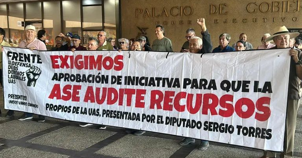 Grupo protesta con pancarta en Sinaloa, exigiendo auditoría de recursos