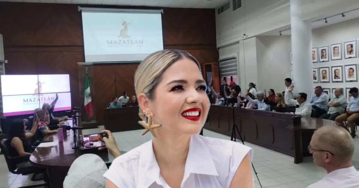 Reunión del Cabildo de Mazatlán sobre pagos de aguinaldo con bandera de México y logo de Mazatlán al fondo.