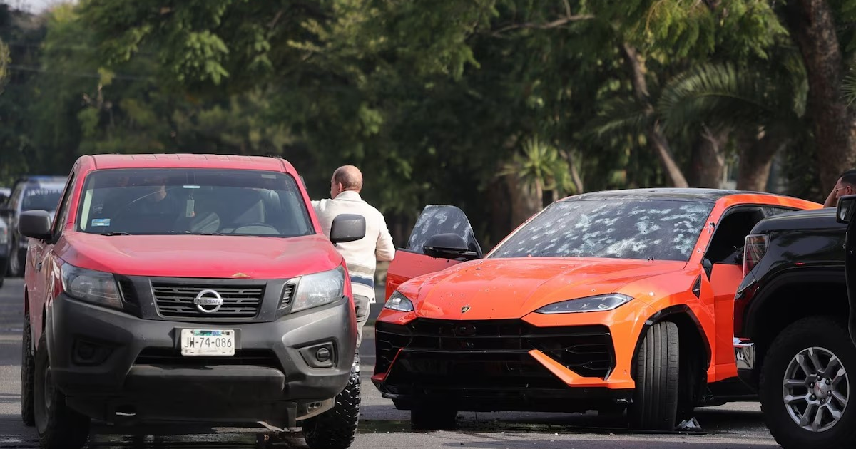 Vehículos incluidos Lamborghini en avenida Lapislázuli, Zapopan