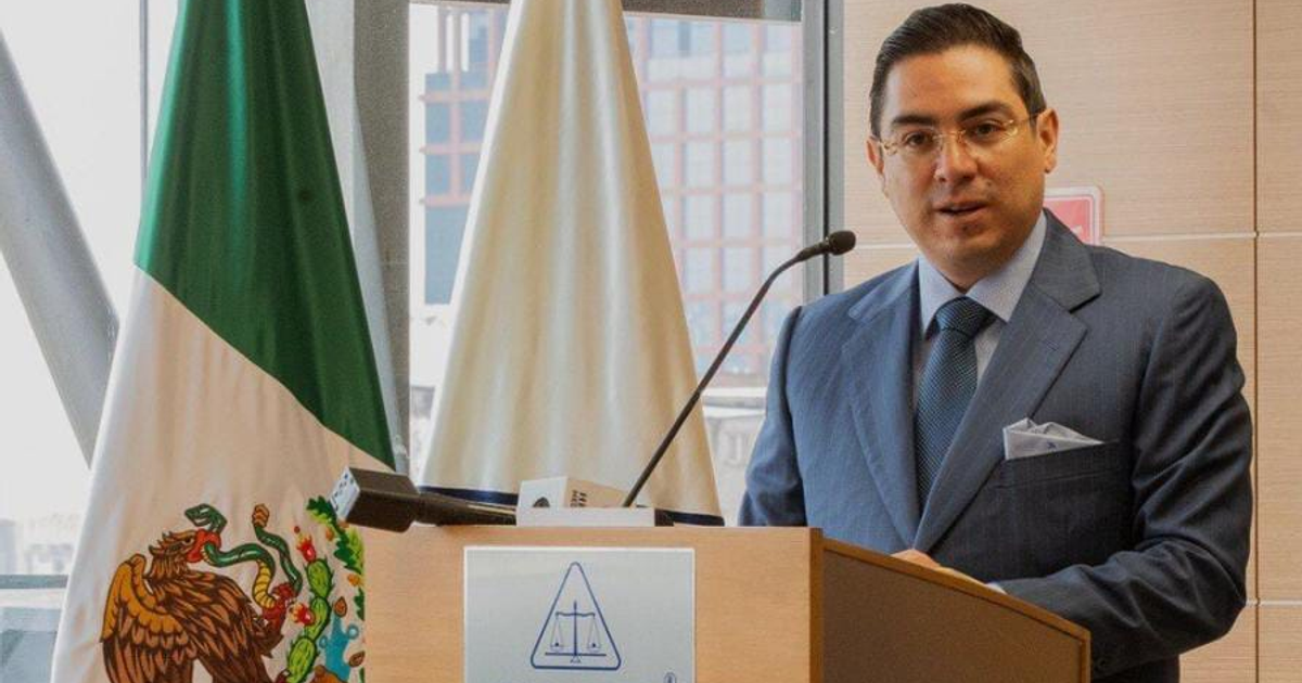 Conferencia de prensa sobre cambios en la ANAM. Un hombre habla en un podio con banderas de fondo.