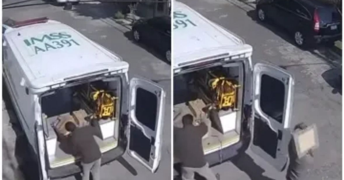 Ambulancia del IMSS usada para descargar azulejos en Cuautitlán Izcalli.