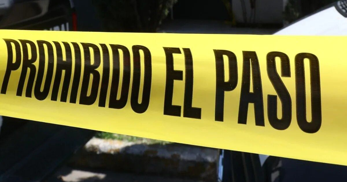 Cinta amarilla con 'PROHIBIDO EL PASO' en la entrada del Instituto La Salle, Ciudad Obregón.