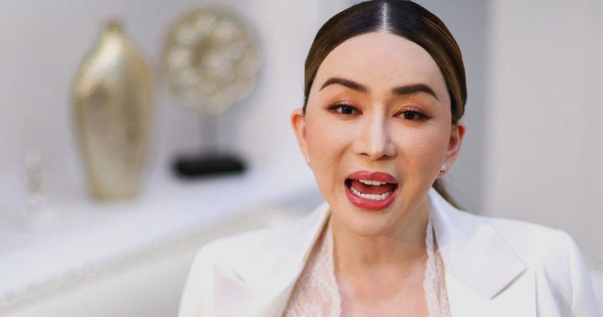 Persona hablando contra fondo decorativo dorado, relaciona con sentencia de Miss Universo.