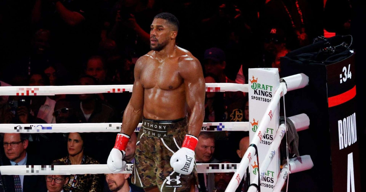 Anthony Joshua en el ring de boxeo antes de su accidente en Nigeria
