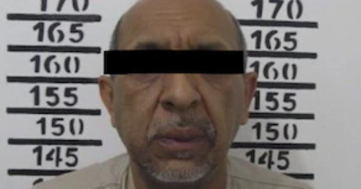 Imagen de Servando Gómez Martínez con líneas de altura detrás y ojos cubiertos, como una ficha policial.