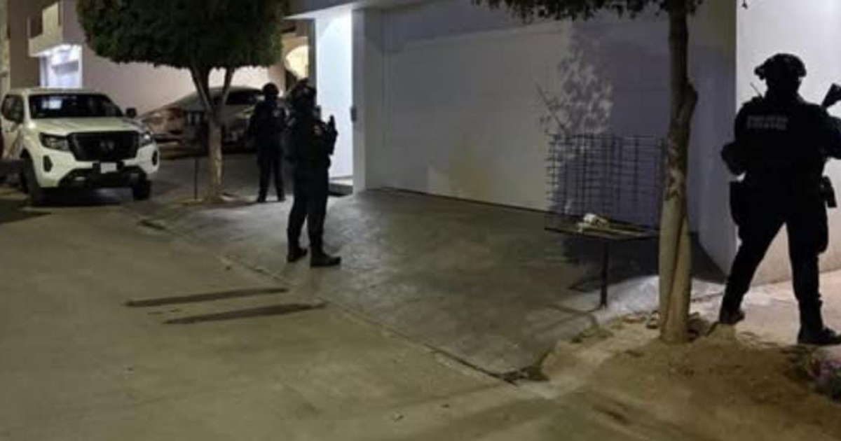 Policías operando de noche durante un aseguramiento en Culiacán, Sinaloa.