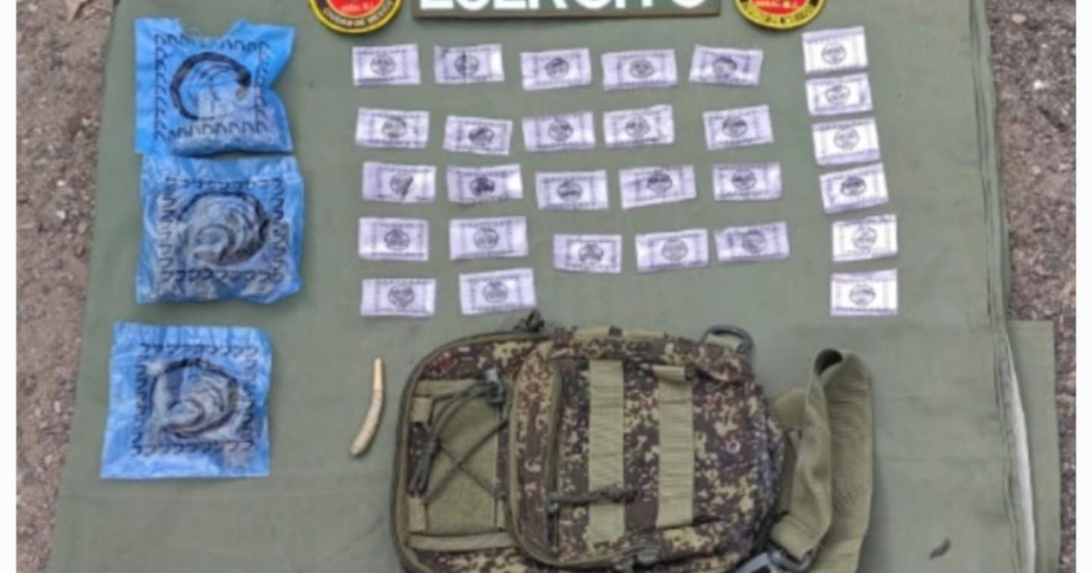 Paquetes azules, billetes y mochila en aseguramiento del Ejército en Mazatlán