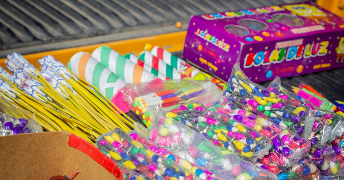 Artículos pirotécnicos asegurados en Mazatlán colocados sobre un vehículo