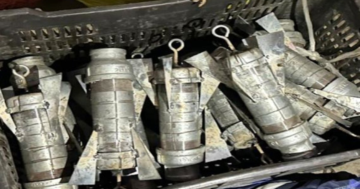 Dispositivos explosivos cilíndricos en cesta durante operativo en Escuinapa