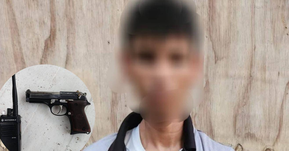 Persona arrestada con rostro difuminado, arma de fuego y radio en escena.